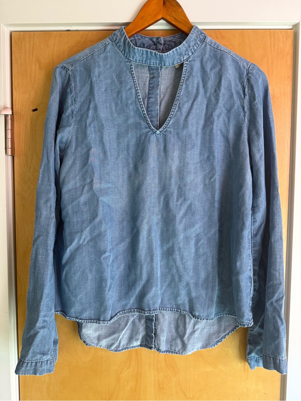 cloth & stone Light Denim-Style Long Sleeve Top. Size small;back button closure.